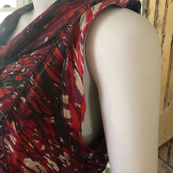 BCBG Sexy sleeveless blouse red and black women’s top size small - Picture 3 of 8